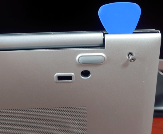 HP EliteBook 830 G5 裏蓋を開ける際にプラスチックのツメを外す