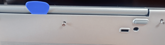 HP EliteBook 830 G5 裏蓋を開ける際にプラスチックのツメを外す 2
