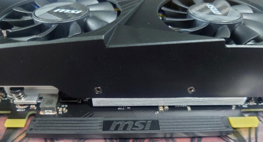 MSI の GeForce RTX 3050 LP 6G ファンを固定しているネジ1