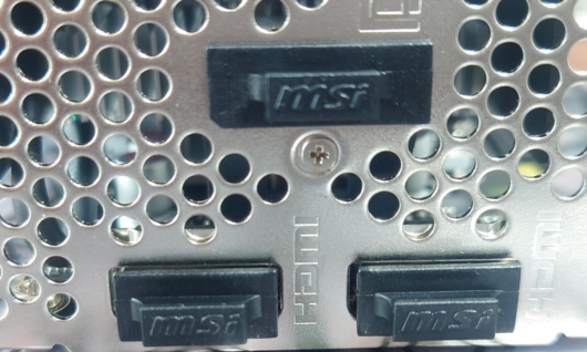 MSI の GeForce RTX 3050 LP 6G PCIe ブラケットとカードの取り付けネジ3