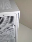 ASUS Prime AP201 MicroATX Case ケース背面のサイド側上より二、サイドパネルを外すためのとっかかりがある