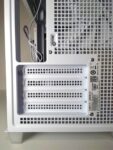 ASUS Prime AP201 MicroATX Case リア外側から PCIスロットの様子