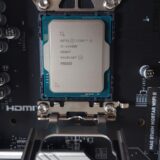 CPU ソケットの固定金具を開いて CPU を置く
