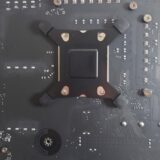 マザーボード背面 CPUソケット付近の穴に合わせてヒートシンク用のパックプレートを入れる