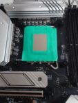 CPU の中心部のみにグリスが塗れるようにマスキングする