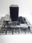 交互にねじを締めて、ヒートシンクを固定する