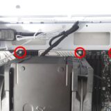 マザーボードをねじで固定(別角度から)