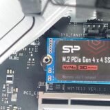 M.2 EZ クリップによって固定