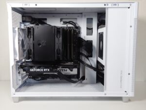 PC組み立て後 (サイドパネル外したところ)