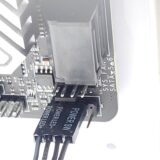 フロントパネル 電源スイッチとLED からのケーブルをマザーボードの JFP1 コネクタに接続する