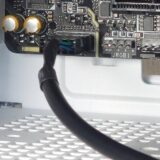 マザーボードの JAUD1 のコネクタに接続