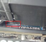 SYS_FAN1 コネクタは、ヒートシンクファンの下にあり、グラフィックボートもあるのでさしづらい