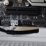 マザーボードの SYS_FAN2 コネクタにケース背面ファンからのケーブルを接続