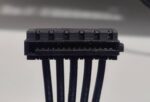 ケースに付属の SATA電源ケーブルのチェーンの末端だと L字コネクタなので接続できない