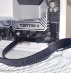 マザーボード上のSATAコネクタにハードディスクからのケーブルを接続