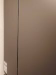 前面はガラス素材の扉で磁石がつかない